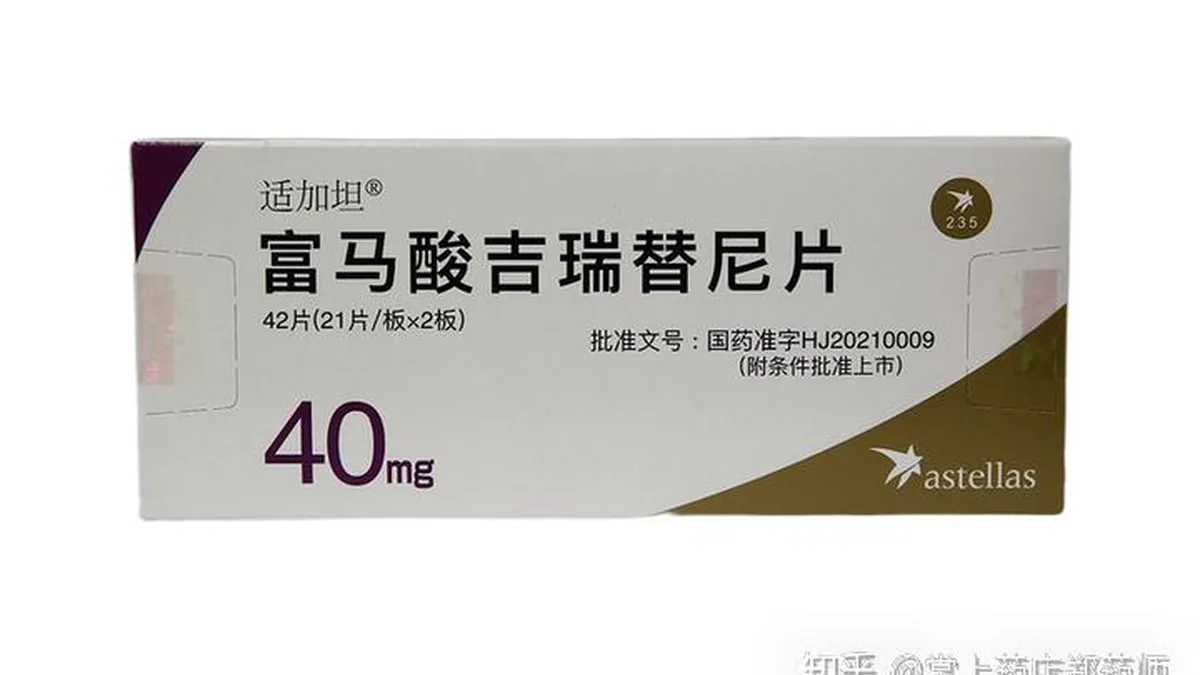 医生正在查看白血病患者的骨髓报告和基因检测结果